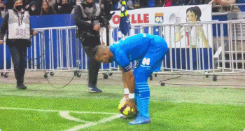 山东泰山选择韩鹏执教，凭借其责任感和团队精神，重燃球队斗志，提升士气，取得进步。