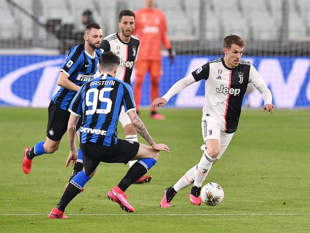 诺伊尔：没考虑重返德国队，希望活在当下和拜仁一起奋斗（诺伊尔：暂不考虑重返国家队，专注当下，与拜仁并肩奋战）